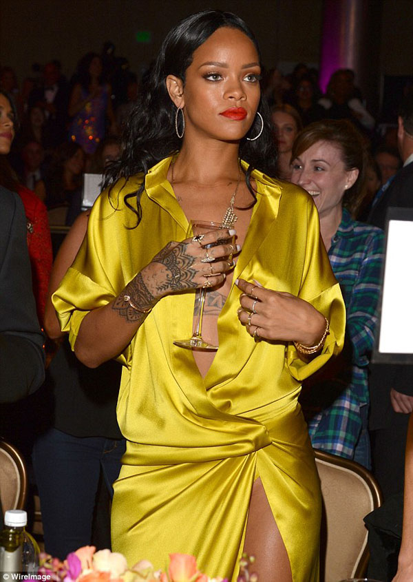 Chực ‘lộ hàng’, Rihanna đốt nóng dạ tiệc tiền Grammy 2
