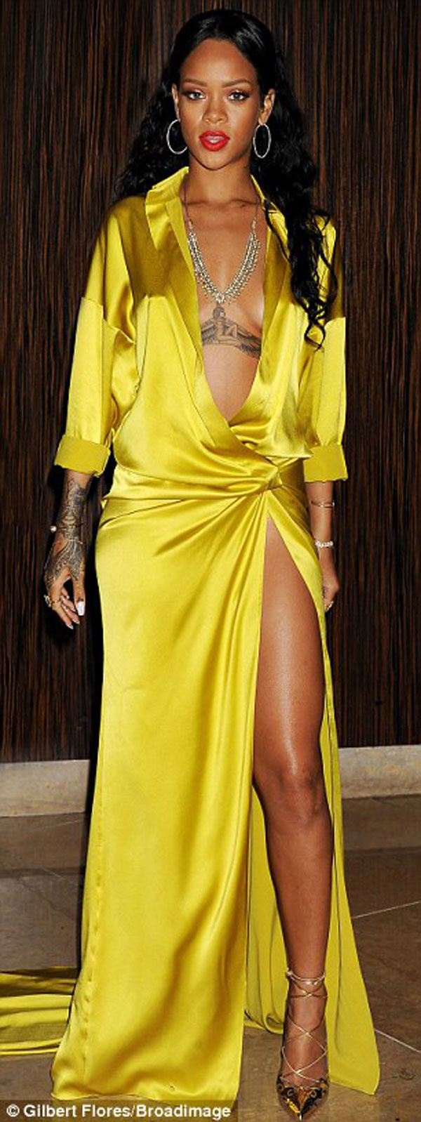 Chực ‘lộ hàng’, Rihanna đốt nóng dạ tiệc tiền Grammy 4