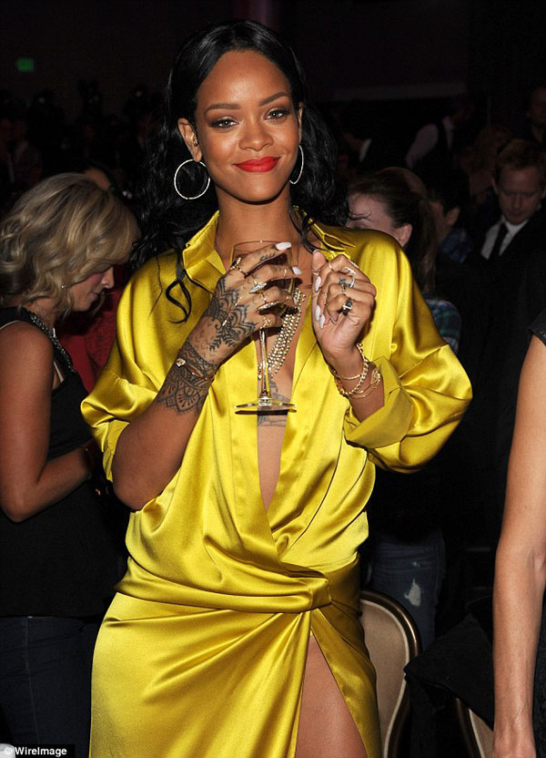Chực ‘lộ hàng’, Rihanna đốt nóng dạ tiệc tiền Grammy 5