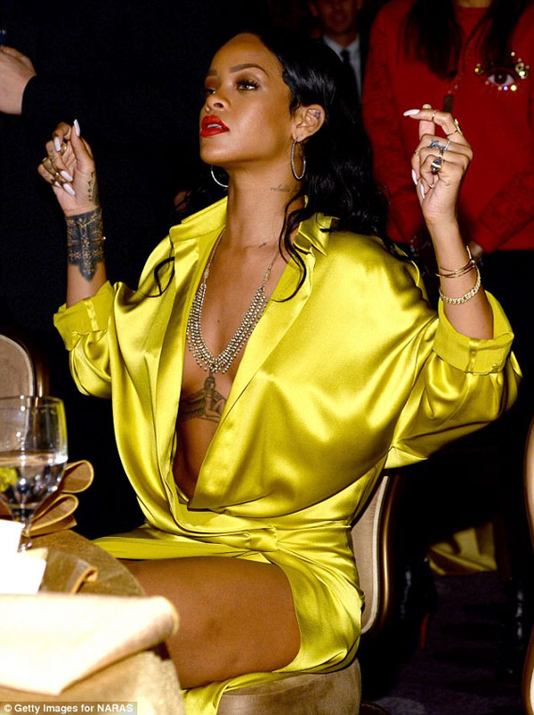 Chực ‘lộ hàng’, Rihanna đốt nóng dạ tiệc tiền Grammy 6