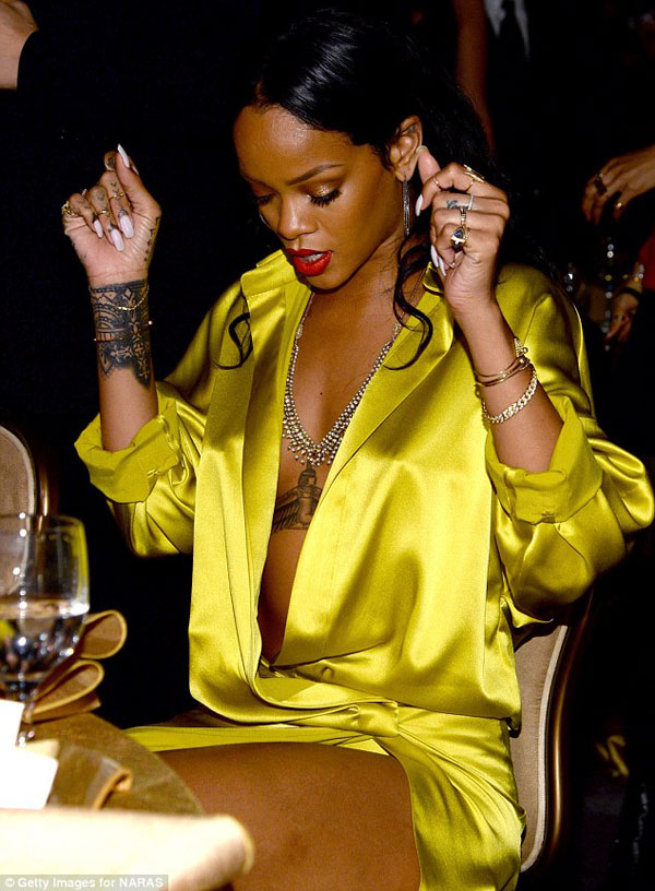 Chực ‘lộ hàng’, Rihanna đốt nóng dạ tiệc tiền Grammy 7