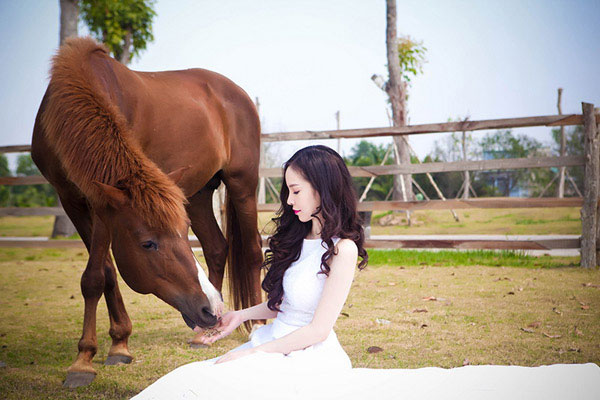 Siêu mẫu Ngọc Bích ‘yêu’ ngựa đón năm mới 4