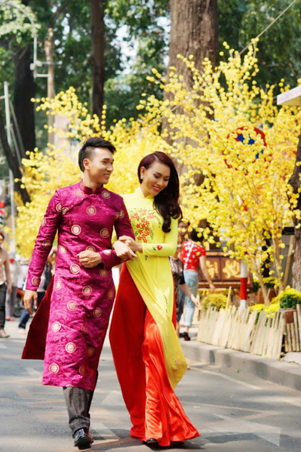 Diệu Huyền - Phạm Thành Vũ lần đầu tiên mặc áo dài dạo phố xuân 2