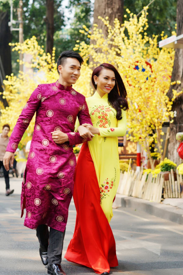 Diệu Huyền - Phạm Thành Vũ lần đầu tiên mặc áo dài dạo phố xuân 3