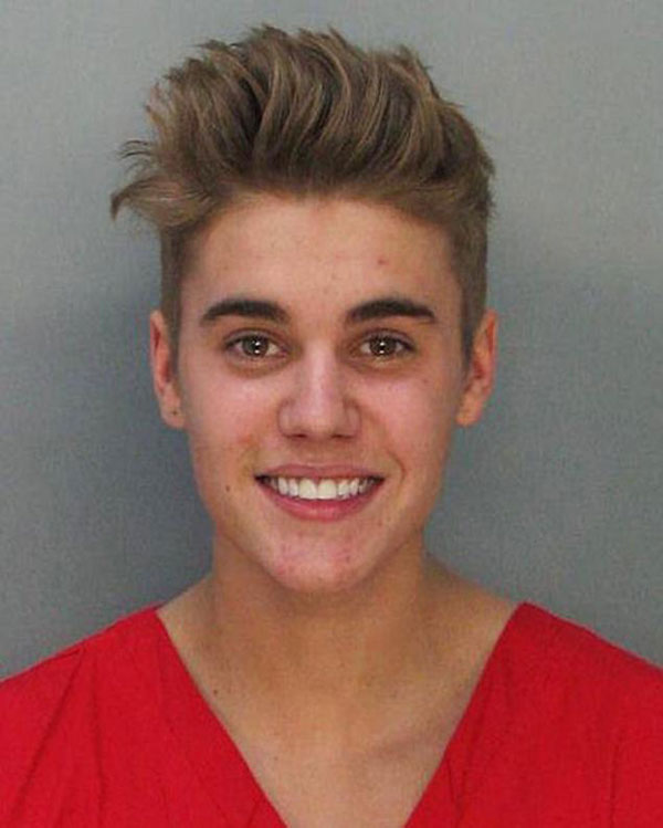Chết cười dân mạng nhại cảnh Justin Bieber bị bắt 1
