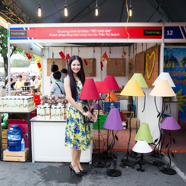 Cuối năm, Trần Thị Quỳnh tự tay làm đèn bán hội chợ lấy tiền từ thiện 12