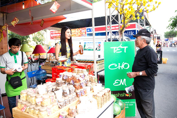 Cuối năm, Trần Thị Quỳnh tự tay làm đèn bán hội chợ lấy tiền từ thiện 15