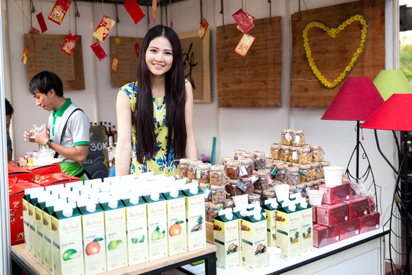 Cuối năm, Trần Thị Quỳnh tự tay làm đèn bán hội chợ lấy tiền từ thiện 16