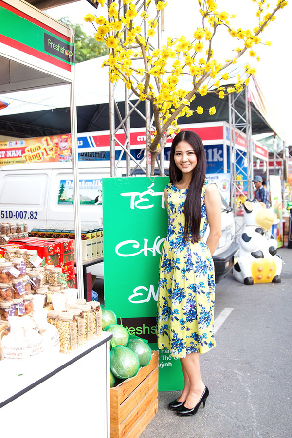Cuối năm, Trần Thị Quỳnh tự tay làm đèn bán hội chợ lấy tiền từ thiện 18