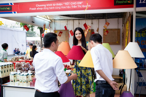 Cuối năm, Trần Thị Quỳnh tự tay làm đèn bán hội chợ lấy tiền từ thiện 8
