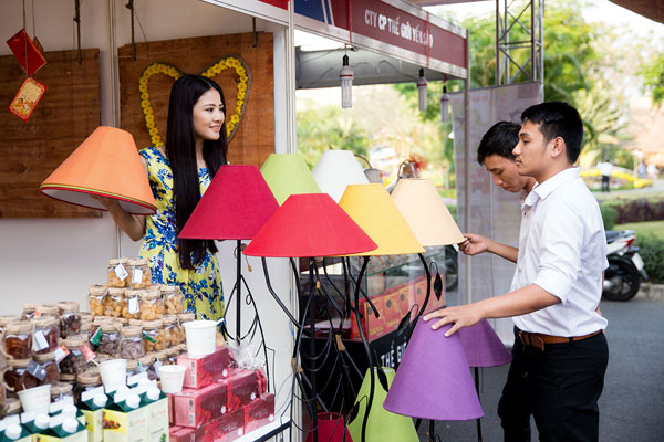 Cuối năm, Trần Thị Quỳnh tự tay làm đèn bán hội chợ lấy tiền từ thiện 9