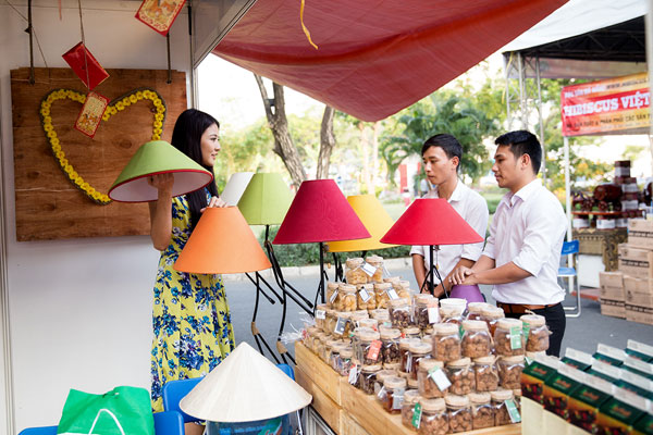 Cuối năm, Trần Thị Quỳnh tự tay làm đèn bán hội chợ lấy tiền từ thiện 10