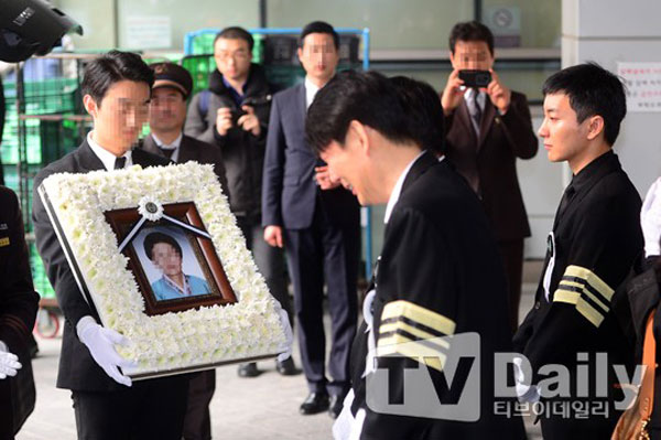 Lee Teuk khóc hết nước mắt trong đám tang bố và ông bà 1