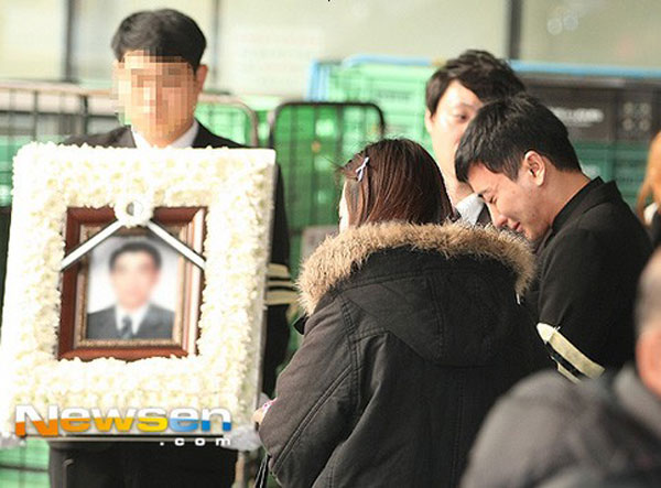 Lee Teuk khóc hết nước mắt trong đám tang bố và ông bà 2