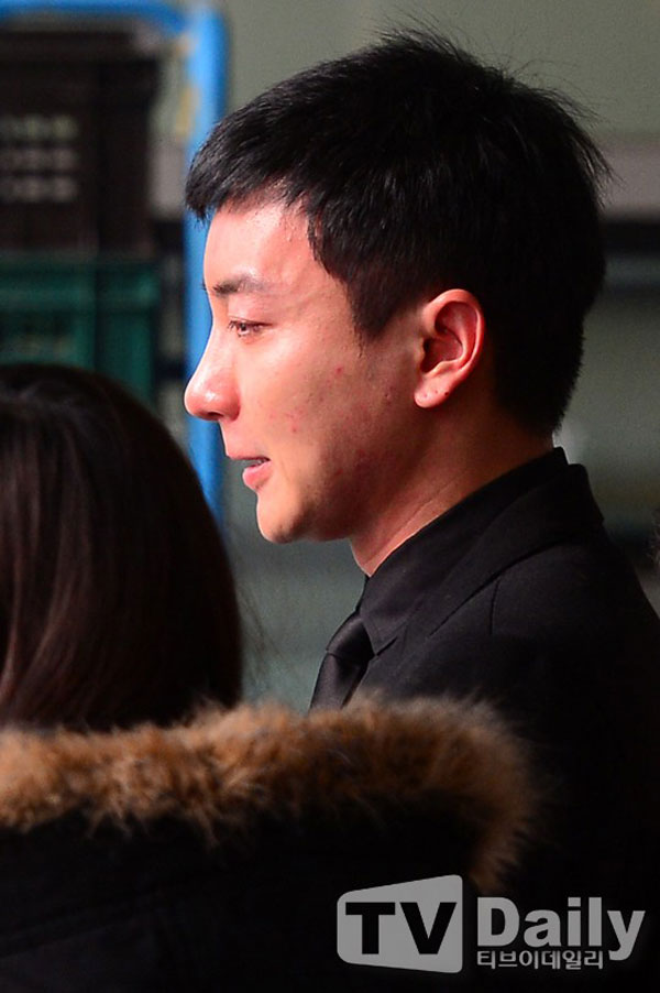 Lee Teuk khóc hết nước mắt trong đám tang bố và ông bà 3