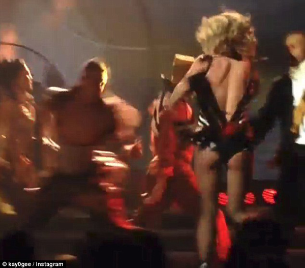 Britney Spears thở phào thoát sự cố 'lộ hàng' 'khủng' 2