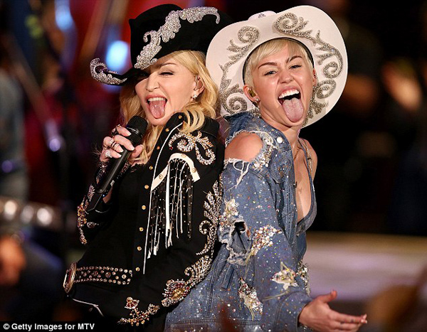 Miley Cyrus và Madonna thi… khoe lưỡi trên MTV 1