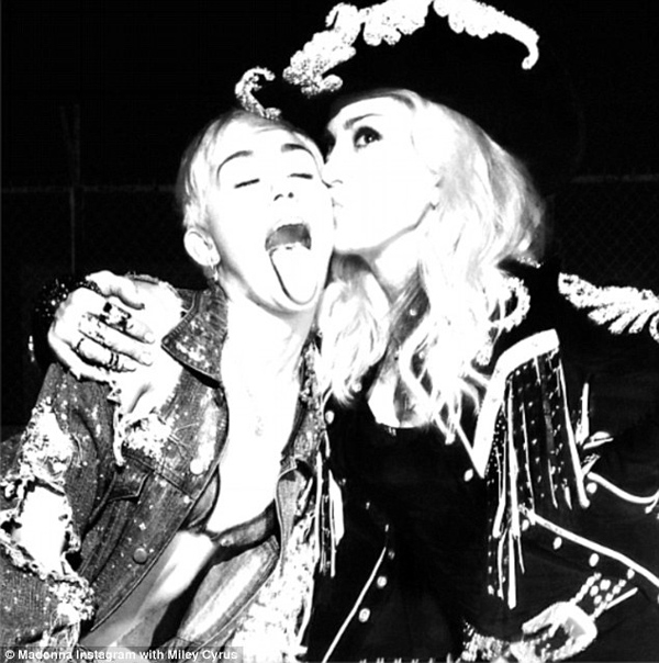 Miley Cyrus và Madonna thi… khoe lưỡi trên MTV 2