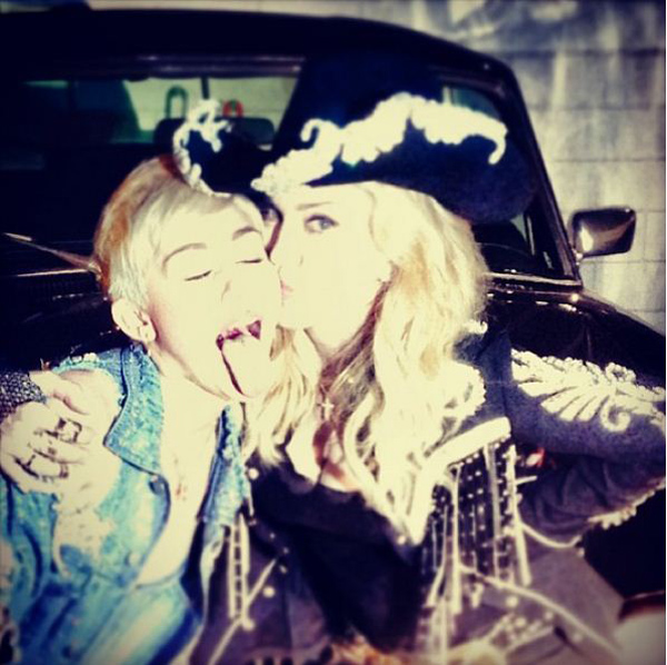 Miley Cyrus và Madonna thi… khoe lưỡi trên MTV 3