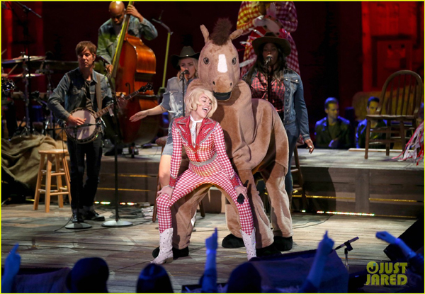 Miley Cyrus và Madonna thi… khoe lưỡi trên MTV 10