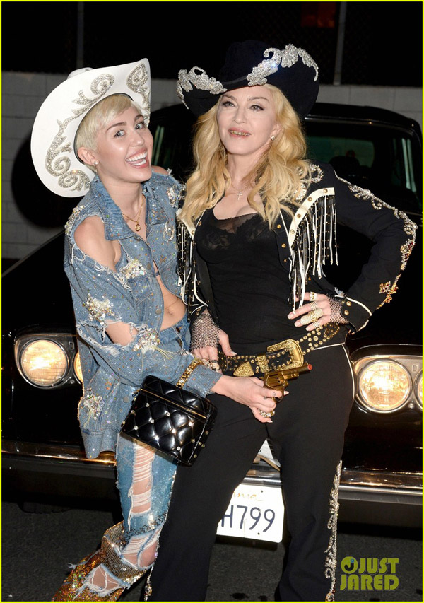 Miley Cyrus và Madonna thi… khoe lưỡi trên MTV 5