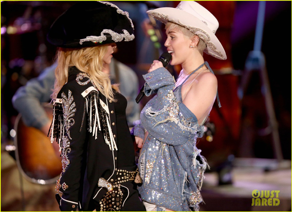 Miley Cyrus và Madonna thi… khoe lưỡi trên MTV 7