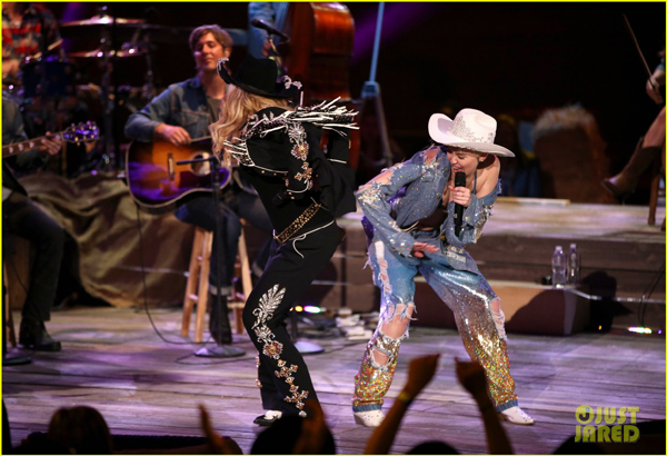 Miley Cyrus và Madonna thi… khoe lưỡi trên MTV 8