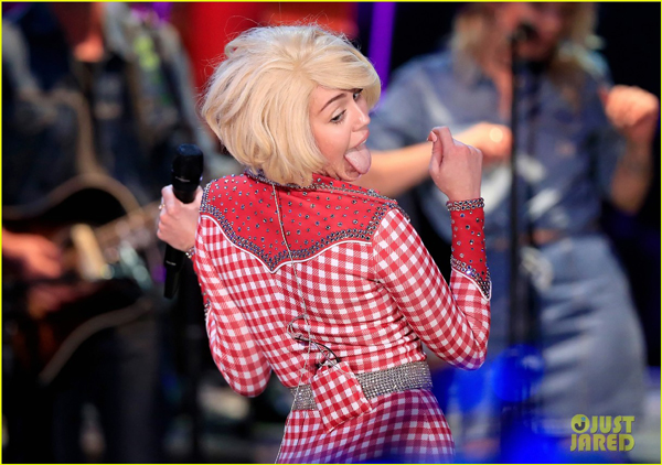 Miley Cyrus và Madonna thi… khoe lưỡi trên MTV 9