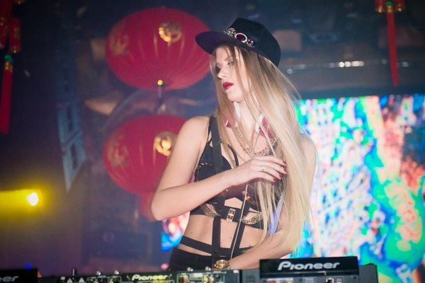 Nữ DJ nóng bỏng thế giới đốt cháy sàn nhạc Hà thành 8