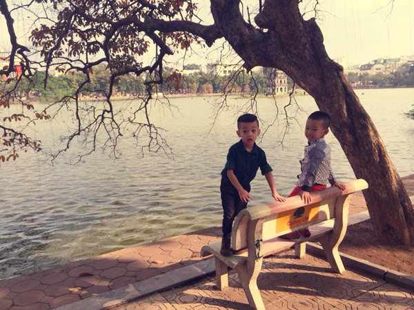 Subeo còn được bố mẹ đưa đi ngắm cảnh Hồ Gươm