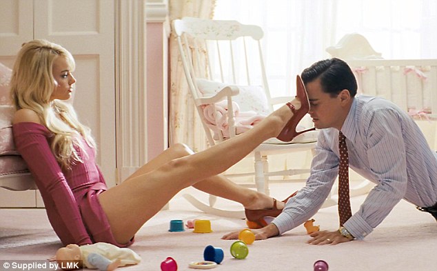 Nữ diễn viên Margot Robbie trong phim Wolf of Wall Street có đôi chân “dài và thon” hơn