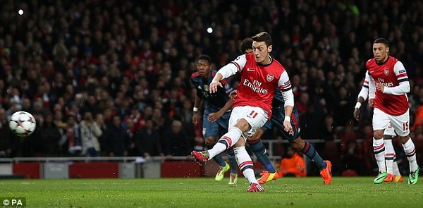 Tiền vệ Arsenal Mesut Ozil đang đối mặt với những chỉ trích sau trận đấu gặp Bayern Munich