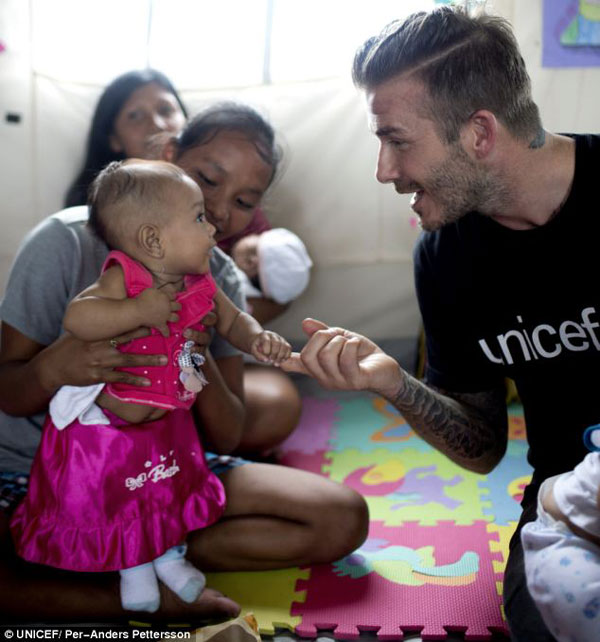 David Beckham sang Philippines thăm nạn nhân siêu bão Hải Yến 3