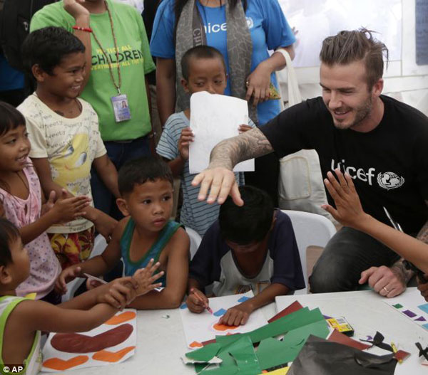 David Beckham sang Philippines thăm nạn nhân siêu bão Hải Yến 6