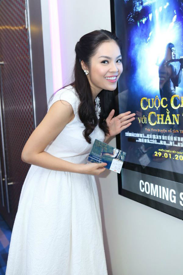 Dương Cẩm Lynh dẫn fan đi xem phim nhân dịp đầu năm 2