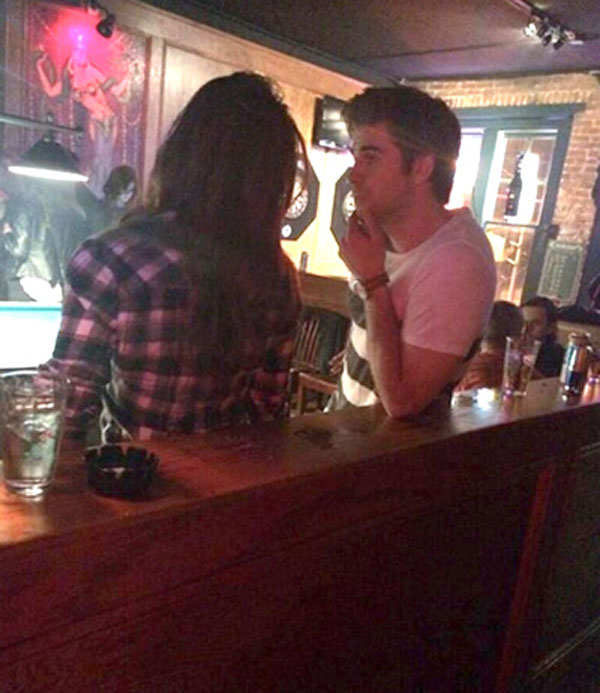 Liam Hemsworth bị bắt ‘quả tang’ hôn ngôi sao Vampire Diaries