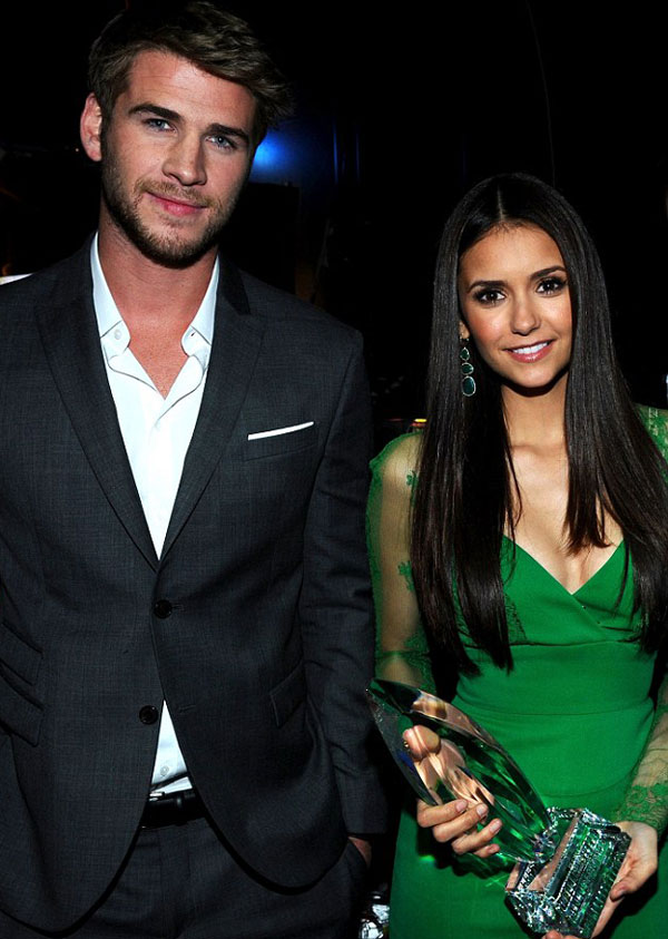 Liam Hemsworth bị bắt ‘quả tang’ hôn ngôi sao Vampire Diaries 1