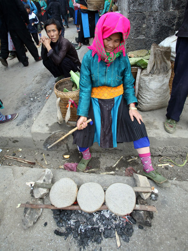 Ăn bánh ngô giữa chợ Đồng Văn