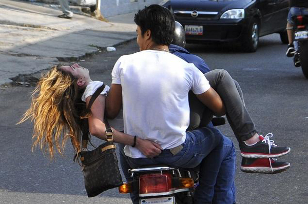 Hoa hậu du lịch Venezuela bị bắn chết trong cuộc biểu tình 1