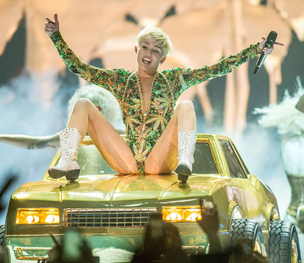 Miley sexy ‘quẩy’ quá hớp trong tour Bangerz 16