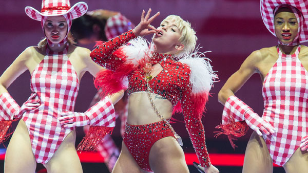 Miley sexy ‘quẩy’ quá hớp trong tour Bangerz 16