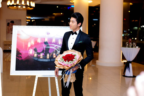 Đứng trước ảnh cưới của bạn gái, Nam Thành khá tâm trạng, anh mang đến dành tặng cho Hoàng Yến bó hoa tươi thay cho lời chúc phúc
