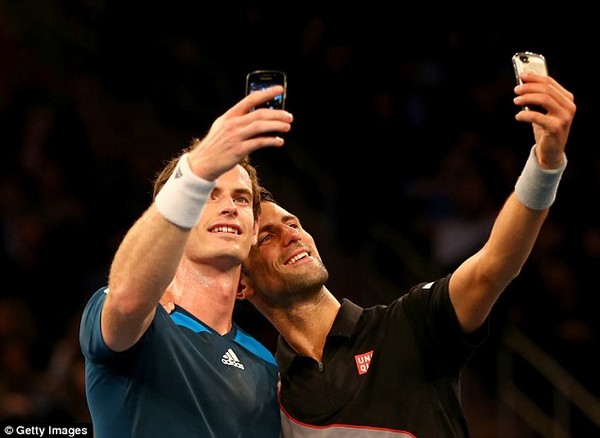 Hai tay vợt Andy Murray và Djokovic Novac cùng tự sướng trên sân đấu