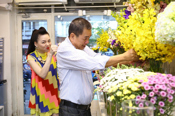 Vũ Hoàng Điệp đã cùng bố đi mua hoa để tặng mẹ cô nhân ngày 8.3