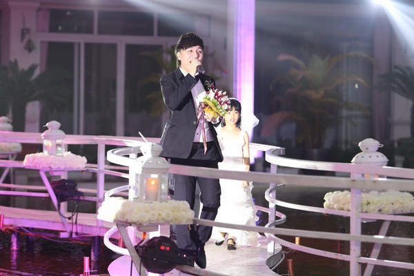 Đúng 18h Hôn lễ chính thức được bắt đầu trong ánh đèn lung linh huyền ào, ca sĩ Minh Vương cất cao tiếng hát để đón cô dâu
