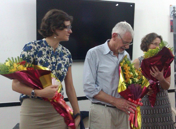 Từ trái sang: chị Anna Dupont (Tùy viên văn hóa của Lãnh sự quán Mỹ), ông Eric Neudel và bà Alison Gilkey