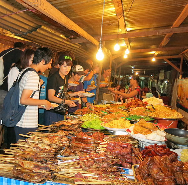 Buffet ở chợ đêm Luang Prabang 1