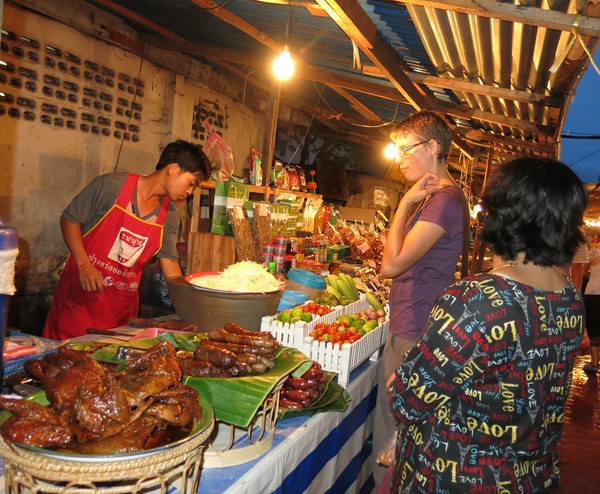 Buffet ở chợ đêm Luang Prabang 6