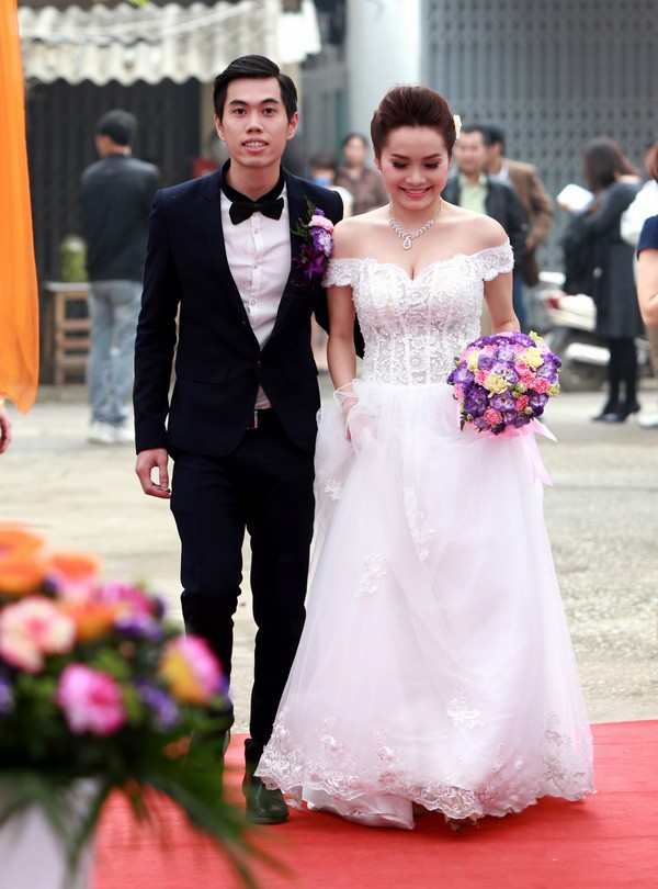 Đúng 11h30 hôn lễ của Đoàn Thúy Trang và Phạm Thanh Hà chính thức được cử hành trong sự ngưỡng mộ của người thân và bạn bè