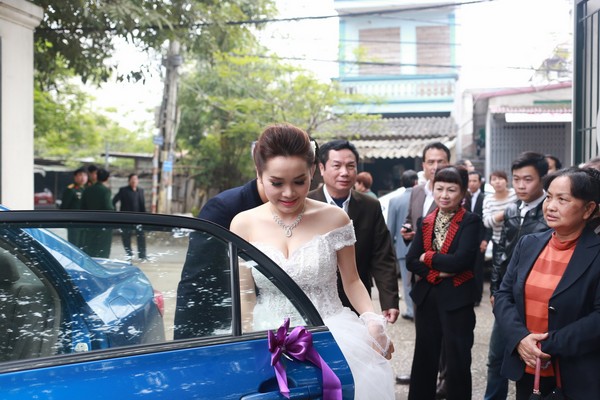 Đúng 10h30 Cô dâu Đoàn Thúy Trang xuất hiện cùng chú rể Phạm Thanh Hà 2